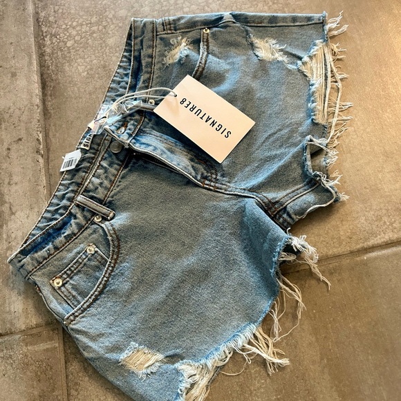 Nanamacs distressed Jean shorts - Picture 2 of 6